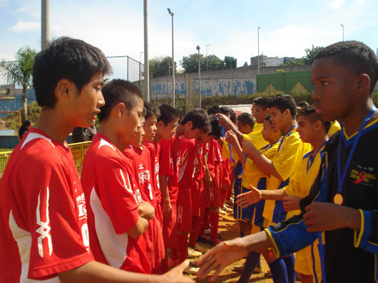6 agosto 2012 - Incontro di calcio tra la squadra del Centro Formazione e Cultura (CFC) dell’opera sociale “Dom Bosco” di Itaquera, e la “Criaju FC” proveniente da Tokyo, Giappone.