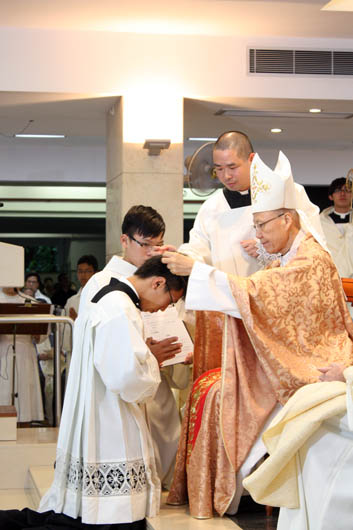 16 agosto 2012 - Il cardinale John Tong, vescovo di Hong Kong, accoglie la professione perpetua del salesiano Sam-Ioi Carlos Cheung