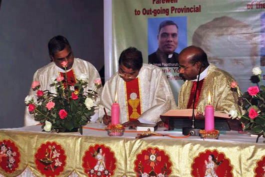 7 agosto 2012 - Cerimonia d`insediamento di don Nestor Guria come Ispettore di India-Dimapur (IND). Sulla destra della foto, don Maria Arokiam Kanaga, Consigliere per l`Asia Sud