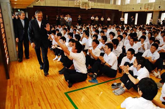 24 settembre 2012  Il Rettor Maggiore, Don Pascual Chvez, con i ragazzi del liceo Seiko Gakuin di Osaka