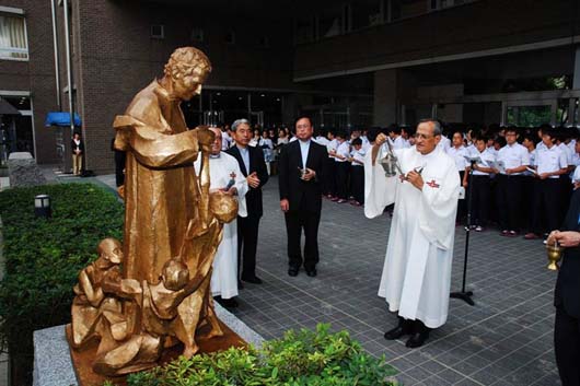 24 settembre 2012  Benedizione della statua di Don Bosco nellentrata del liceo Seiko Gakuin