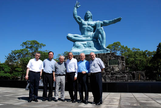 25 settembre 2012  Il Rettor Maggiore davanti al monumento della pace a Nagasaki