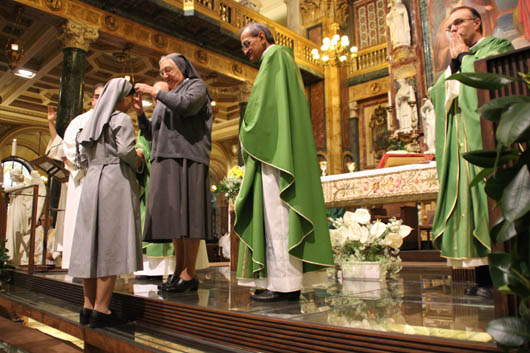 30 settembre 2012 - Madre Yvonne Reungoat, Madre Generale delle Figlie di Maria Ausiliatrice, consegna i crocifissi alle missionarie della 143° Spedizione