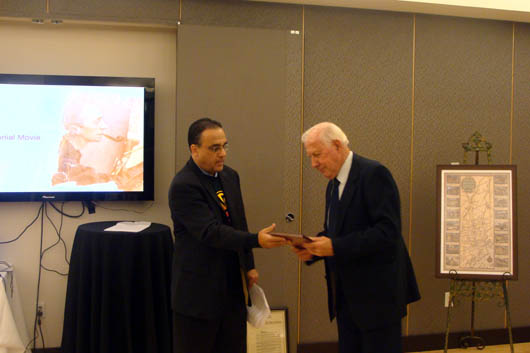 2 ottobre 2012 - Il Salesiano coadiutore Andrew La Combe (a destra) riceve l`onorificenza dalla New Rochelle Art Association (NRAA).