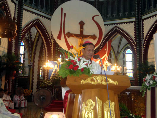 11 ottobre 2012 - Mons. Charles Maung Bo, sdb, arcivescovo di Yangon, presiede la solenne Eucaristia che ha aperto lAnno della Fede nellarcidiocesi di Yangon.