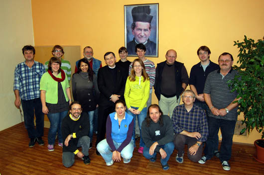 7 novembre 2012  Il Consigliere per la Regione Europa Nord, don Marek Chrzan, con la comunit salesiana e i collaboratori laici che animano il centro giovanile.