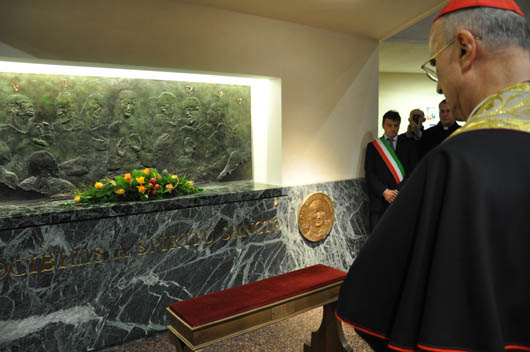 10 novembre 2012 - Il Cardinale Tarcisio Bertone, Segretario di Stato Vaticano, prega nella nuova sede che accoglie le spoglie del Venerabile don Giuseppe Quadrio.