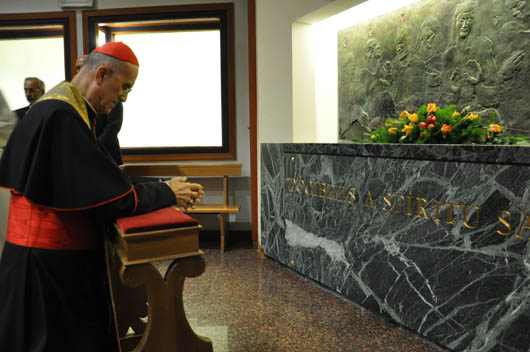 10 novembre 2012 - Il Cardinale Tarcisio Bertone, Segretario di Stato Vaticano, prega nella nuova sede che accoglie le spoglie del Venerabile don Giuseppe Quadrio.