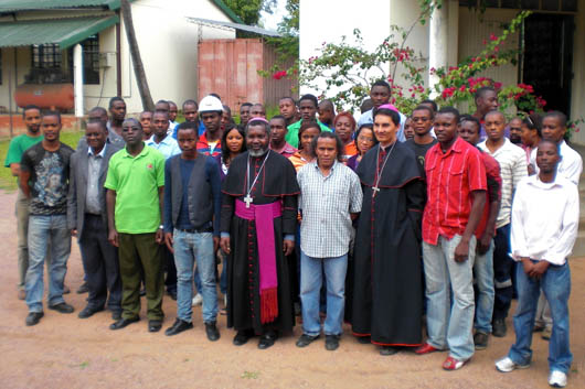 2 novembre 2012  mons. Francisco Chimoio, arcivescovo di Maputo e il suo vescovo ausiliare mons. Joo Carlos, con gli alunni e professori del Centro di Formazione Professionale.