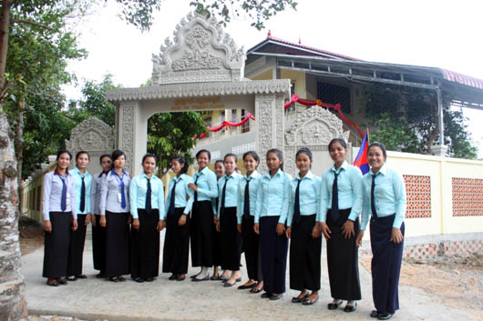 7 novembre 2012 - Studentesse del centro dedicato allaccoglienza delle ragazze e giovani donne delle comunit povere: il convitto femminile Banteay Srei  Piet de Visser House.