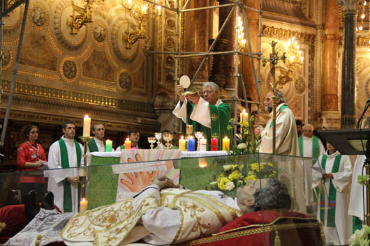 17 novembre 2012 - Mons. Luc Van Looy, vescovo di Gent, celebra l`Eucaristia, in occasione della peregrinazione dell`urna di Don Bosco.