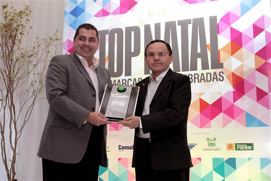 8 novembre 2012  Don Jos Mauro Silva, direttore dei collegi salesiani So Jos(Natal) e Dom Bosco (Parnamirim), ritira il premio Top Natal 2012.