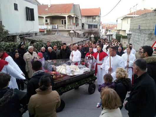 15 Marzo 2013 - Processione dellurna di Don Bosco verso la chiesa Madonna di Loreto a Zadar (Zara).