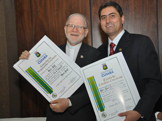 3 aprile 2013 - Don Giulio Boffi (a sinistra) e don Paulo Fernando Vendrame dellIspettoria di Brasile-Campo Grande (BCG), hanno ricevuto un riconoscimento da parte del Consiglio comunale di Cuiab.
