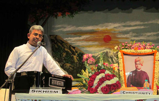 3 aprile 2013 - Don Joseph Shaji, dell’Ispettoria di Calcutta, presenta la figura di Gesù e il messaggio del Vangelo ai partecipanti del “Sadhu Sammelan”, un incontro religioso dei fedeli induisti.
