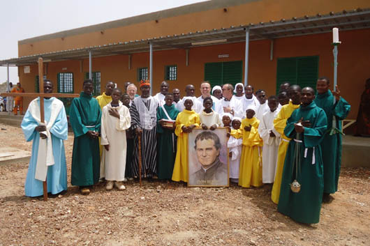 27 aprile 2013 - Il Consigliere per le Missioni Salesiane, don Václav Klement, dopo la messa di inaugurazione del centro socio-culturale Don Bosco.