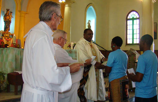 25 maggio 2013 - Don Amrico Chaquisse, Superiore della Visitatoria del Mozambico, consegna i diplomi ai nuovi Salesiani Cooperatori.