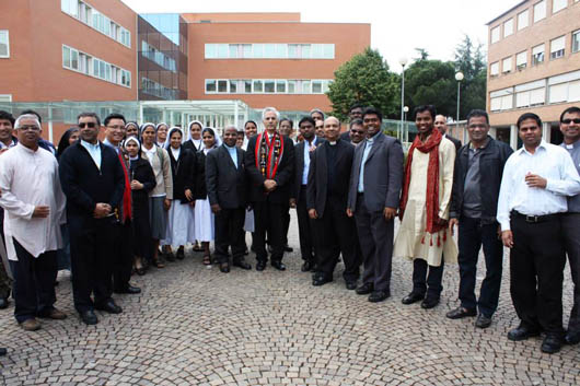 23 maggio 2013 - Lon. Basant Kumar Gupta, Ambasciatore dellIndia in Italia, e don Maria Arokiam Kanaga, Consigliere regionale per lAsia Sud, alla festa de "L`incontro dei Popoli"