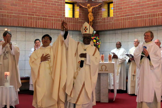 15 giugno 2013 - Ordinazione sacerdotale del salesiano Vincent Hwang Quang Thai,presieduta dallarcivescovo di Johannesburg, mons. Buti Joseph Tlhagale alla presenza di don Franois Dufour, Superiore della Visitatoria dellAfrica Meridionale.