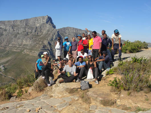 11 luglio 2013 - Giovani del programma di orientamento e formazione al lavoro del Don Bosco Hostel sulla montagna Lion`s Head.