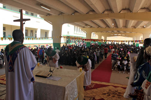 19 luglio 2013  Don Edouard Mutale, sdb, presieduto la celebrazione eucaristica di apertura delle attivit estive del collegio salesiano San Francesco di Sales  Imara.