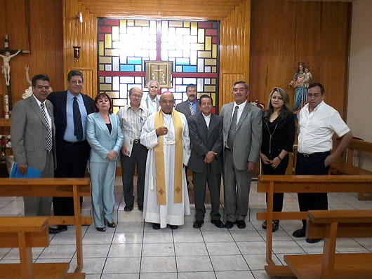 26 luglio 2013 - membri della comunit Maria Regina di Irapuato e dellUniversit Cattolica Vasco de Quiroga (UVAQ). Al centro, mons. Jos de Jess Martnez Zepeda, vescovo di Irapuato.