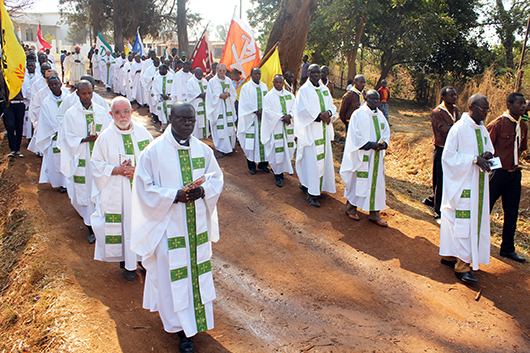 17-18 agosto 2013 - Celebrazione apertura dell`anno centenario della diocesi di Sakania-Kipushi. Processione verso la chiesa di San Domenico Savio.