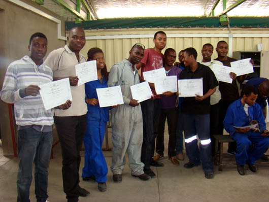 agosto 2013 - Gli alunni dellIstituto Superiore Don Bosco (ISDB)con i diplomi.