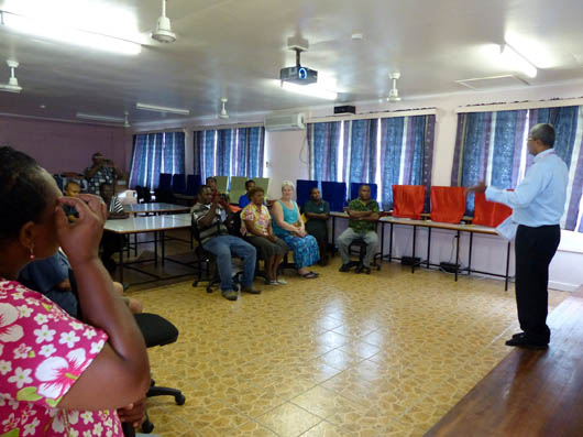 31 agosto 2013 - don Ambrose Pereira, sdb, Direttore della casa salesiana di Honiara, nel nuovo laboratorio computer.