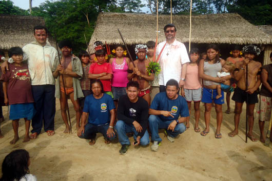 Don Natale Vitali, Consigliere per la Regione America Cono Sud, in Visita straordinaria a Marauiá con gli indigeni Yanomami.