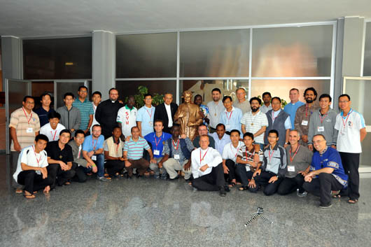 16 settembre 2013 - Don Pascual Chávez, Rettor Maggiore, con i giovani salesiani del Corso di Orientamento per i nuovi missionari della 144ª Spedizione Missionaria.