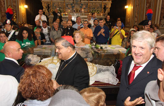 19 settembre 2013 - L`urna di Don Bosco in peregrinazione a Napoli accolta dal card. Crescenzio Sepe, arcivescovo della città.