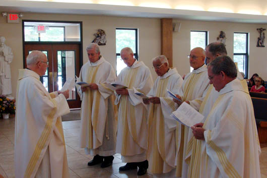 22 settembre 2013 - Don Thomas Dunne, Ispettore degli Stati Uniti Est, presiede le celebrazioni degli anniversari di professione o ordinazione di 16 salesiani.