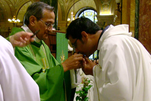29 settembre 2013 - Don Pascual Chávez, Rettor Maggiore, consegna il crocifisso ad uno dei membri della 144ma spedizione missionaria.