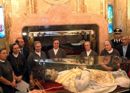 1° novembre 2013 - L`urna di Don Bosco nella cappella della chiesa dell`Istituto delle Figlie di Maria Ausiliatrice dove sono custodite le reliquie della beata Maddalena Morano.