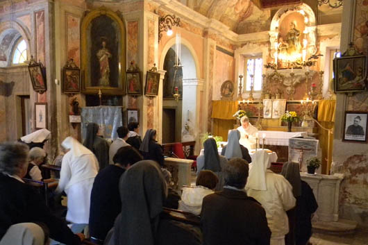 29 ottobre 2013 - Gruppo di Figlie di Maria Ausiliatrice assiste alla celebrazione eucaristica in onore di Don Rua nella Cappella di Sant’Anna dove il 29 luglio 1860 don Rua fu ordinato sacerdote.
