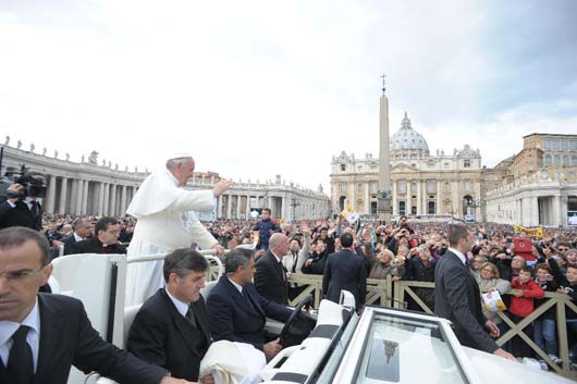 13 novembre 2013 – Papa Francesco durante l’Udienza Generale saluta i fedeli.(Servizio fotografico de L`Osservatore Romano) 
