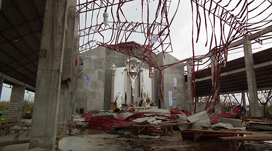 Chiesa danneggiata dal tifone.