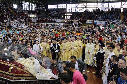 1 novembre 2013 - Peregrinazione dell`Urna di Don Bosco. Presenti don Pascual Chávez, Rettor Maggiore e il suo Vicario don Adriano Bregolin.
