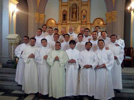 14 novembre 2013 - Celebrazione presso il Teologato Salesiano Andino dei Ministeri minori e il rinnovo della professione religiosa.