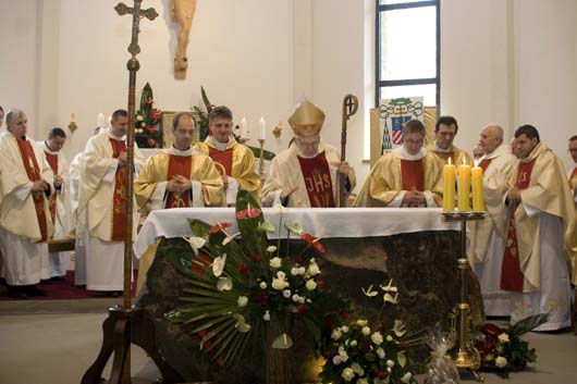 17 novembre 2013 -  L`arcivescovo Jzef Michalik, ordinario di Przemyśl, alla presenza di don Dariusz Bartocha, ispettore PLS, ha presieduto la Celebrazione della consacrazione della chiesa della Trasfigurazione a Polona.