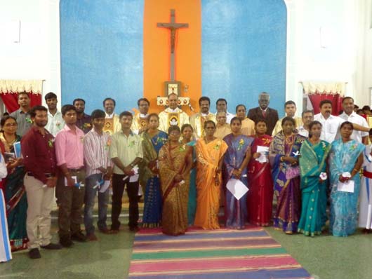 17 novembre 2013 - Don Jayapalan Raphael, Ispettore di Madras (INM), insieme ai nuovi 18 Salesiani Cooperatori.