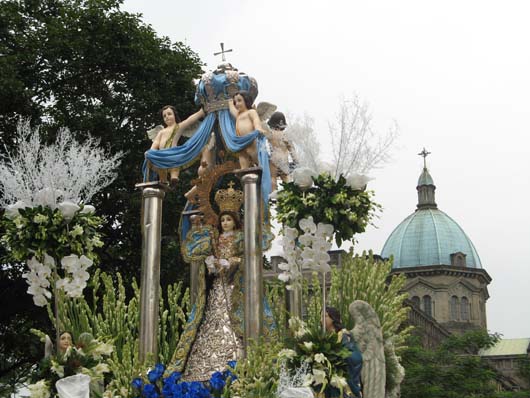 1° dicembre 2013 – La statua di Maria Ausiliatrice è entrata a far parte per la prima volta della Grande Processione Mariana che si svolge nella parte antica di Manila.