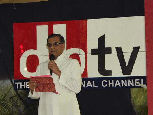 5 dicembre 2013 – Don Ian Figueiredo, Superiore dell’Ispettoria salesiana dell’India – Panjim (INP), inaugura un canale televisivo educativo denominato “DBTV”, gestito dal Don Bosco College.