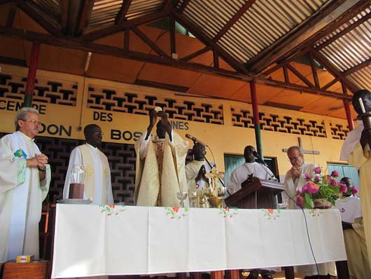 8 dicembre 2013 - Celebrazione eucaristica per la festa dell`Immacolata presso l’opera salesiana di Galabadja, a Bangui.