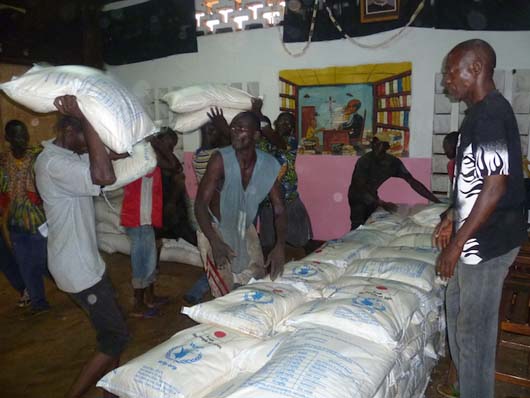 8 dicembre 2013 - Distribuzione degli aiuti alimentari per i rifugiati presso l`opera salesiana di Galabadja.