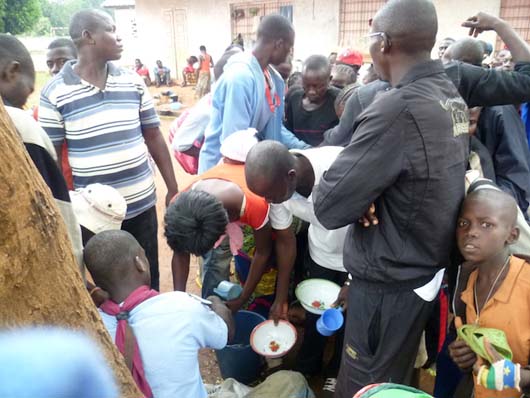 8 dicembre 2013 - Distribuzione degli aiuti alimentari per i rifugiati presso l`opera salesiana di Galabadja.