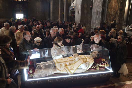 12 dicembre 2013 - Fedeli davanti l`urna di Don Bosco.