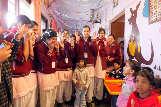 Studenti dell`Auxilium Vasant Vihar visitano la casa Madre Teresa per condividere il Natale con bambini invalidi e handicappati. 
