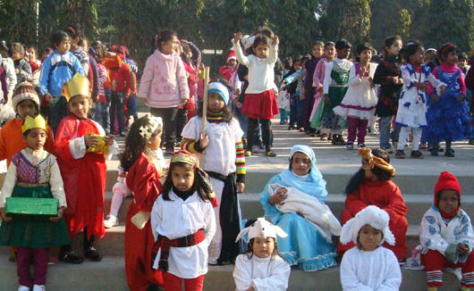Il Christmas fantasy organizzato dall`Auxilium, R.K. Puram, per i bambini delle 17 scuole limitrofe.